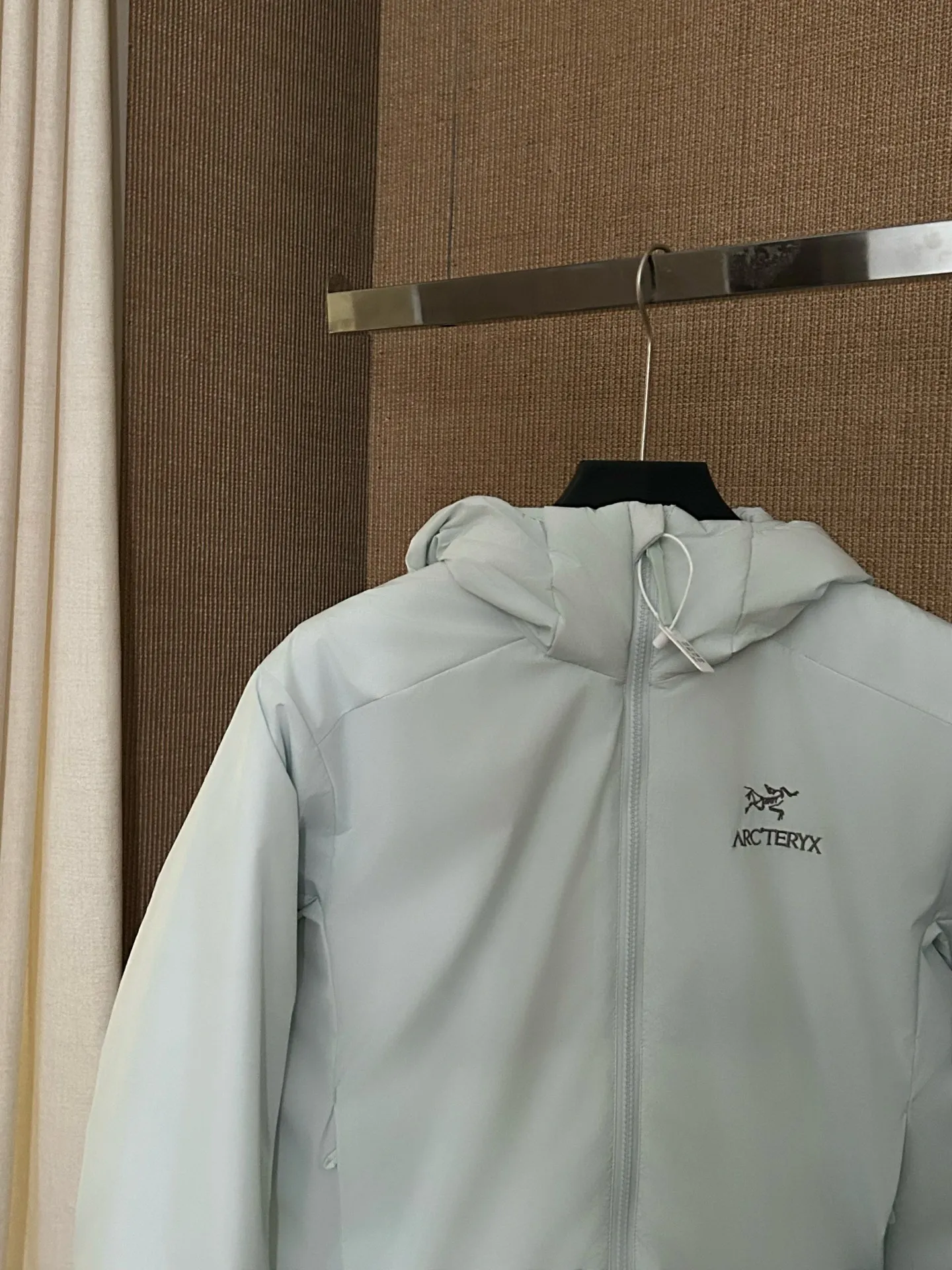 【Arcteryx Atom Hoody 】 : Arcteryx， ， ， 。 ， ， 。 ，Arcteryx ， 。Quality、 ， 。 ， + : ✅ 100% ，Tyono 30 ， ， ✅ ， Wear-Resistant Breathable ✅ ， ， ✅ ， ， ， ✅ 、 ， ， ✅ logo ， ✅ YKK， ✅ ：Coreloft TM Continuous 65 ， ✅（65g/m 2) : ，Breathable ，ATOM Coreloft TM Continuous ， ， ， ， Wear-Resistant ， ， ， 。